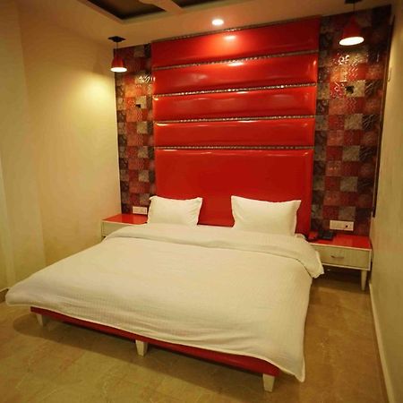 Hotel Soluxe Yamunānagar エクステリア 写真